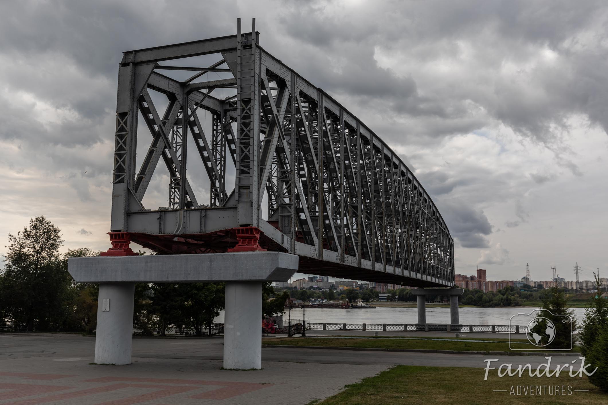 Das erste Brückensegment, welches in Nowosibirsk über den Ob gebaut worden ist.