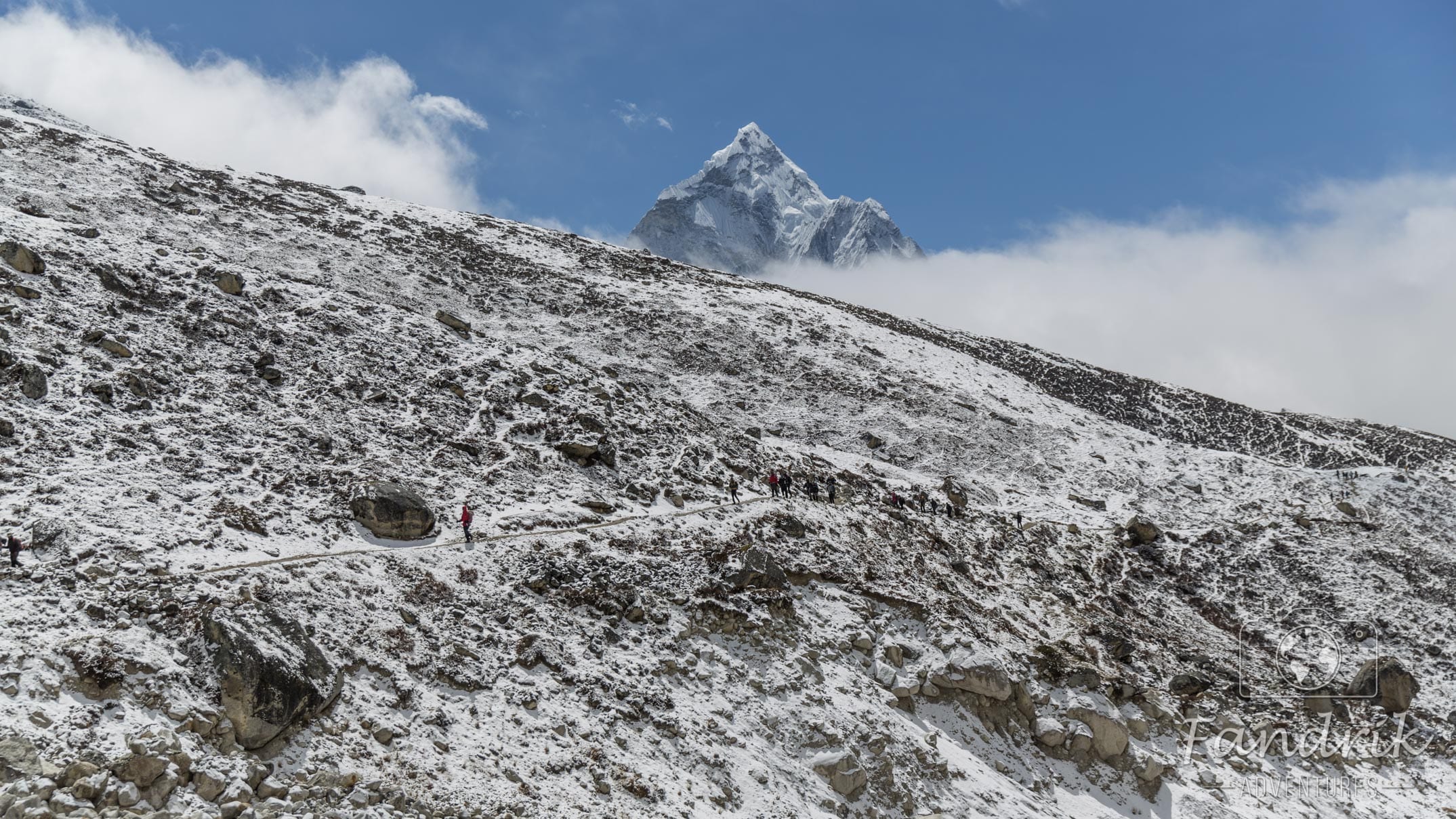 Der steile Aufstieg zur Thukla Alm in Nepal.