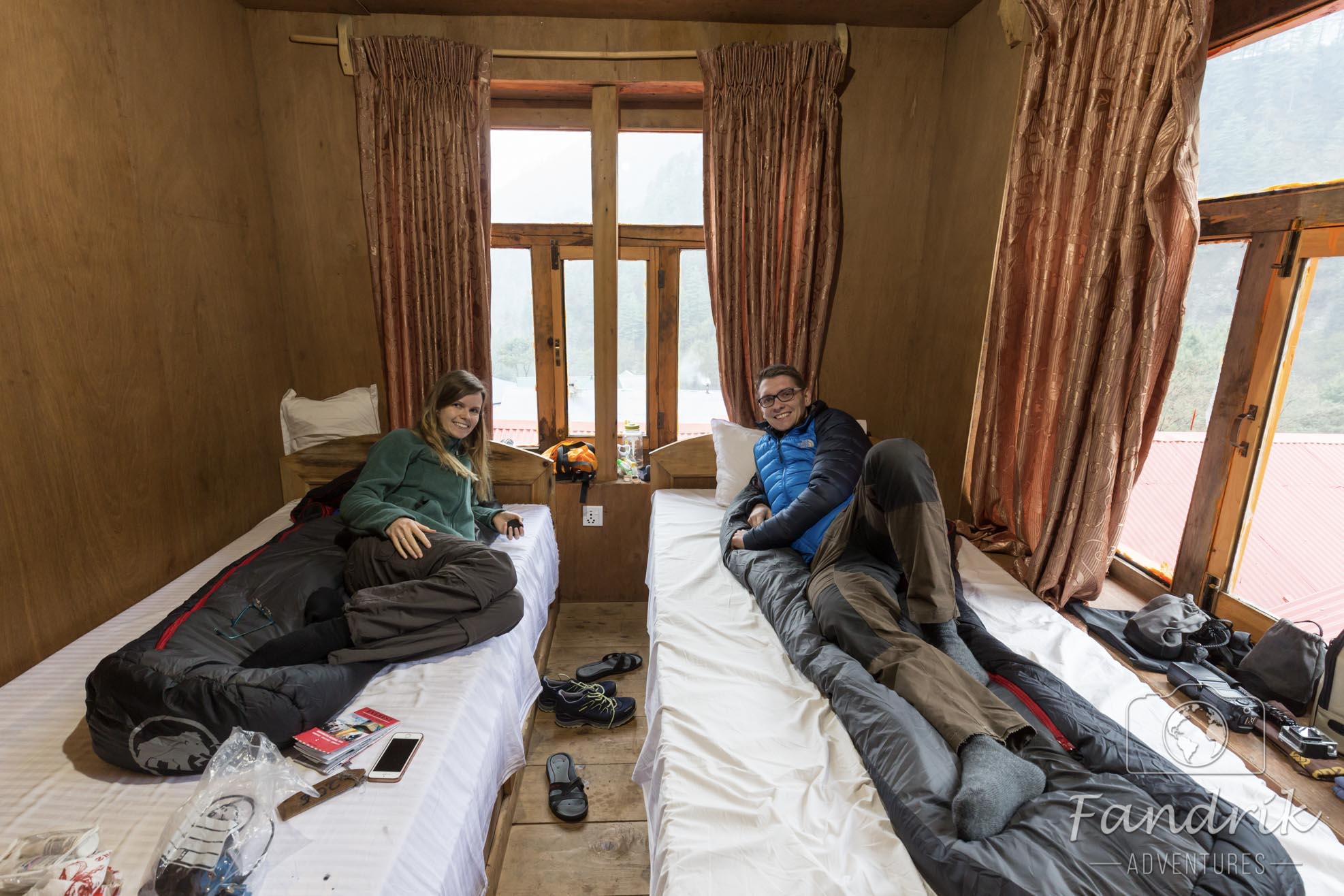 Zwei Personen liegen in einem Bett in einem Teehaus in Nepal.