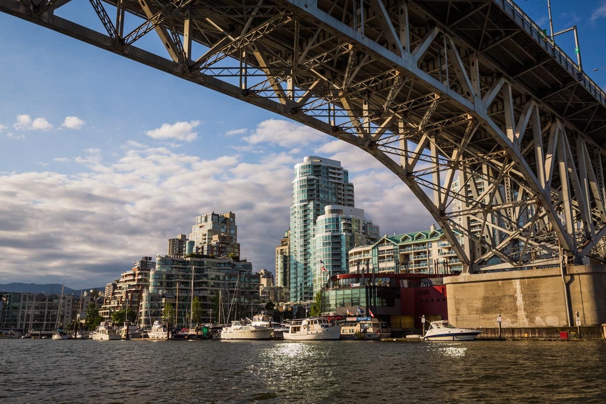 Die Skyline der modernen Glas-Hochhäuser von Vancouver.