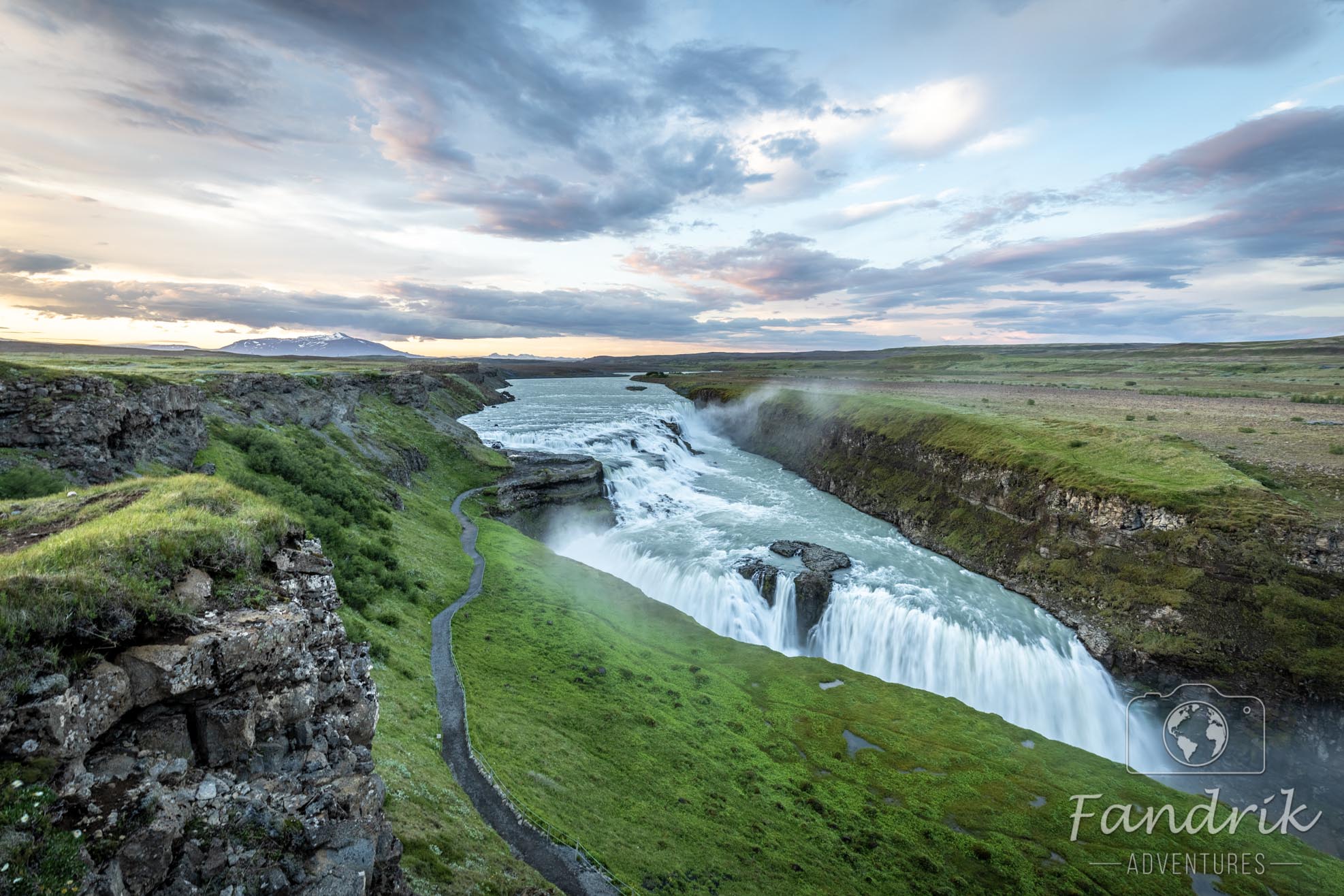 Der Wasserfall des Gullfoss stürtzt in einen Riss.