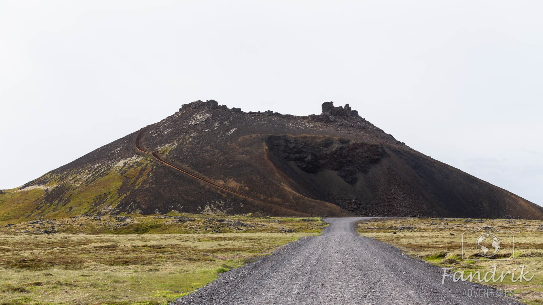 Der große schwarze Krater Saxholl auf Island.